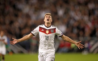 尊皇国际动态-厄兹詹又送助攻导演胜利